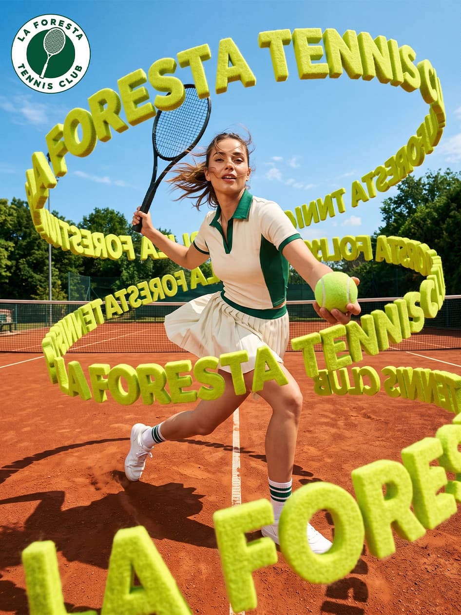 Toprak kortta raketini kaldırmış, topu vuruşa hazırlayan bir oyuncu; çevresini saran dev harflerde “LA FORESTA TENNIS CLUB” yazıyor.